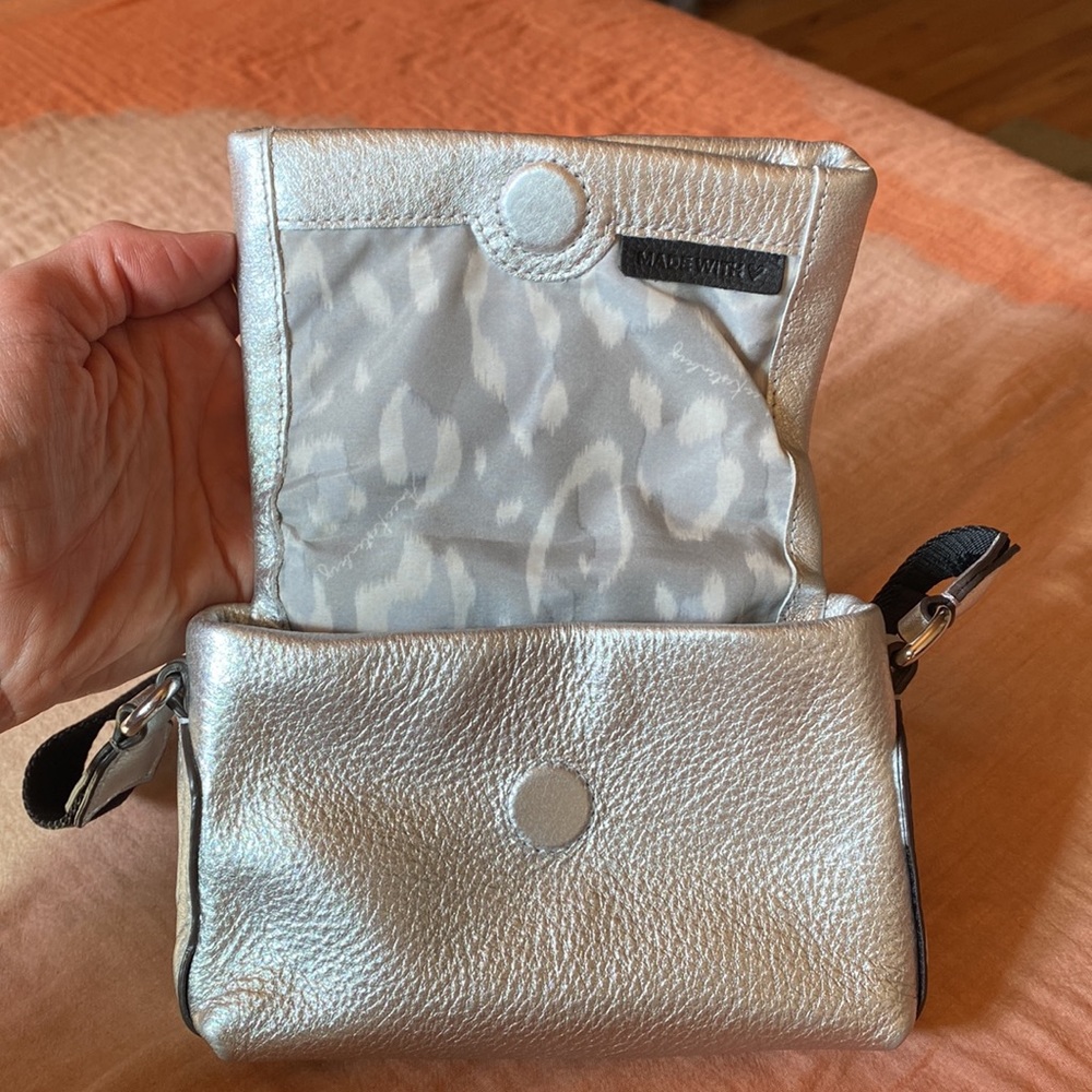 COPY - Aimee Kestenberg Leather Silver Crossbody bag (New!) - Picture 4 of 6